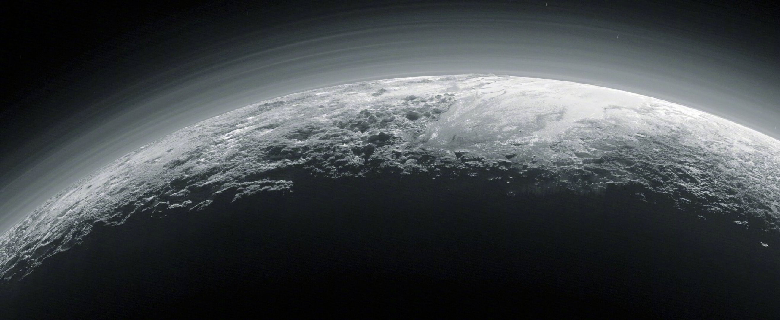 冥王星的天空，可能正在整个冻住，落回地面。最新测量显示，从2021年年中到202