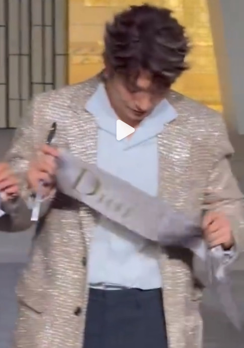 下意识的举动最触动人迪奥剪彩的时候，邓为使用完剪刀之后，刀尖的部分一直是对着自己