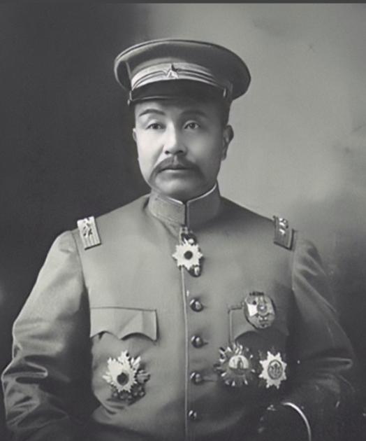 临死前袁世凯把儿子叫到床前：“你不要送葬，开枪打死穿红衣服的人。”几天后，他又把