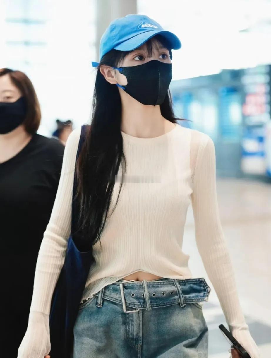 田曦薇这套机场私服直接解锁普通女孩也能抄的甜妹穿搭公式！攥着冰奶茶噘嘴的瞬间，满