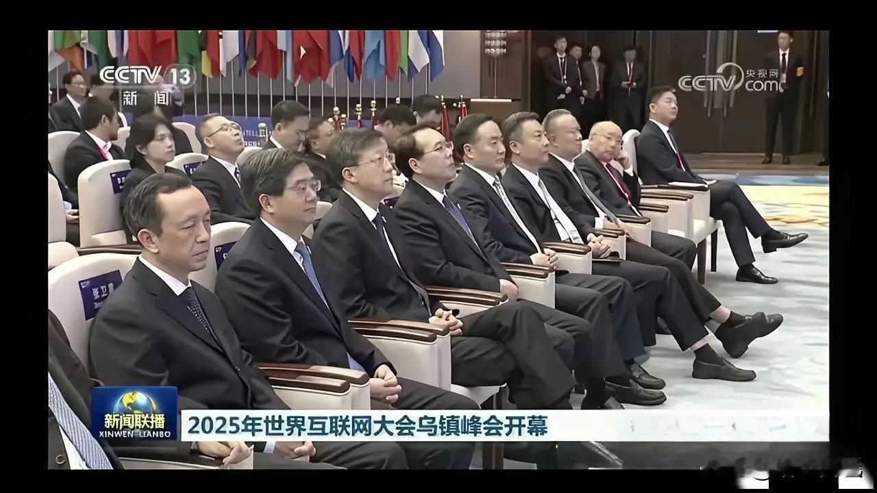 东哥这回回归互联网大会面子和气场好大啊！东哥时隔8年重返乌镇峰会，这次发言顺