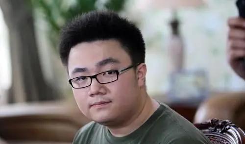 别再说重组家庭的孩子可怜了。看看许亚军儿子许何。亲妈就在身边，哪怕父亲再婚，