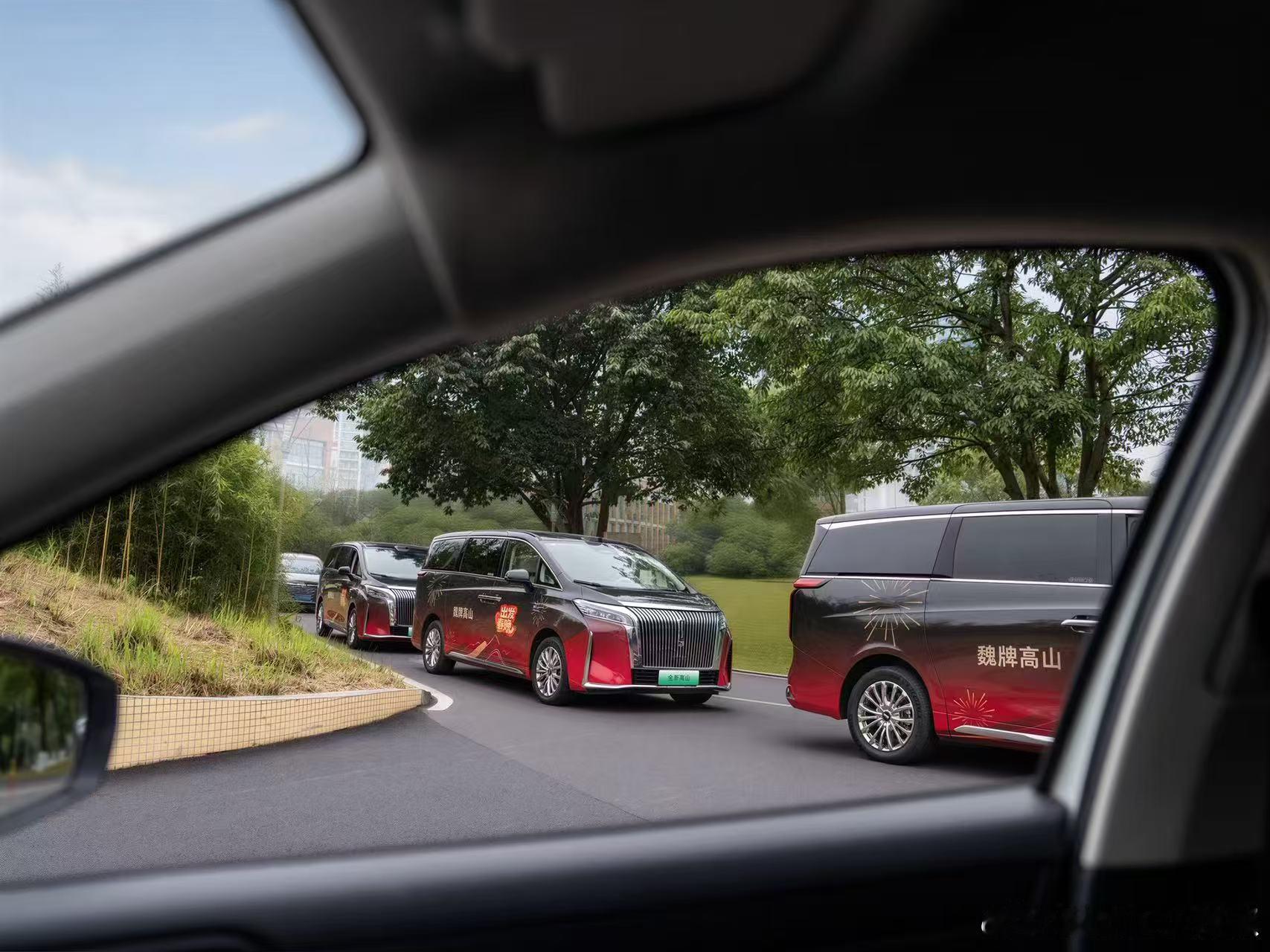 最近的春晚彩排路透也太上头了！各路顶流明星奔赴现场，从机场接机到演播厅彩排，用的