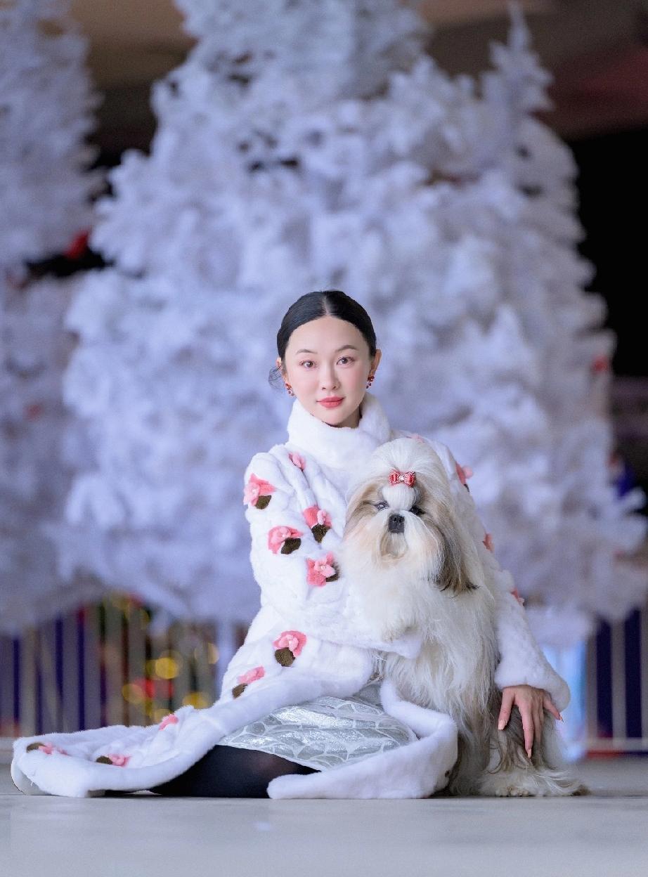 霍思燕带狗狗比赛好几场都是穿的旗袍，除了被夸好看的那套红色旗袍，还有一套白色挂脖
