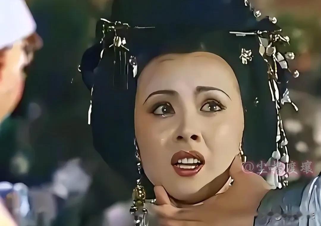 公元745年，杨贵妃不小心弹错一个音符，61岁的玄宗突然抄起玉笛，狠狠砸向她的脖