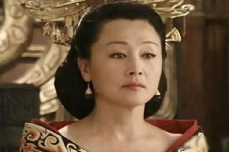 公元前195年，刘邦咽了最后一口气。吕后没哭，没发丧，连着瞒了四天。她把审食其叫