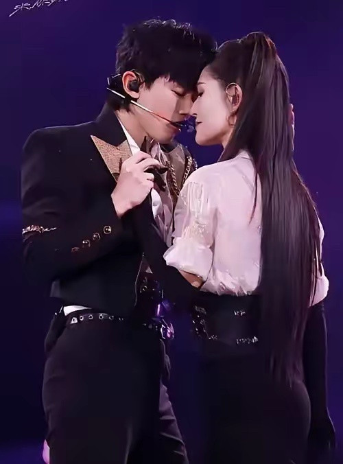 终于知道谢娜为啥拼了老命开巡演了，一开始我也纳闷，张杰演唱会不挺赚钱吗，至于这么