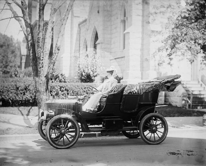 1910年年代驾驶汽车的女人