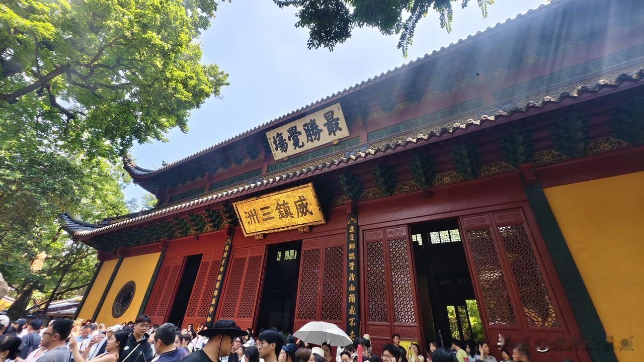 居杭多年，西湖经常闲逛，而灵隐却只偶尔去过，可能因为西湖免费、灵隐收费吧[呲牙笑]