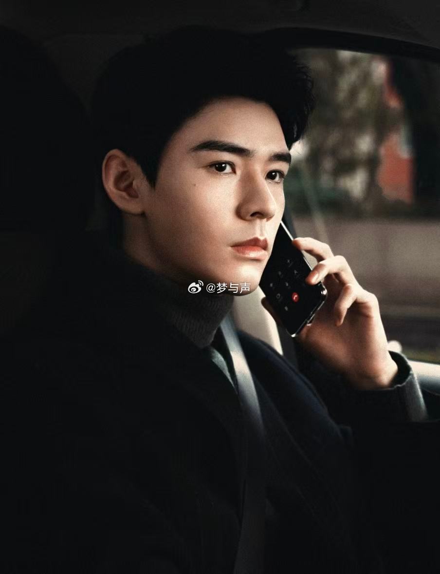 龚俊高干文男主高干文男主具象化！龚俊饰演的沈法，理性克制、专业过硬，自带严肃