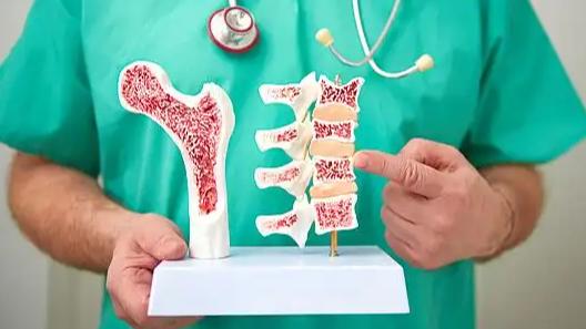 强烈建议骨质疏松的人多运动！很多老人一查出骨质疏松，立马就不敢动了，出门怕摔