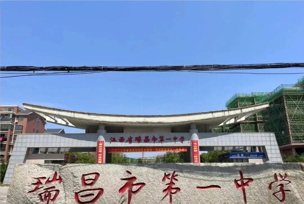 学生过线不报上清北，老师为什么生气解散群聊？我觉得有两点原因：1，学校利益有