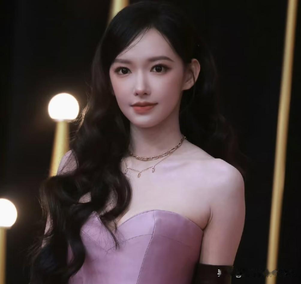 程潇是冻成小可爱了吗？外面明明没下雨，宝却一直吸鼻涕～快裹紧小毯子，喝点