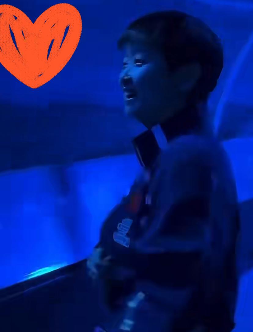 新加坡大满贯孙颖莎夺冠后去了个地方，眉开眼笑用手机拍照，嘴里还说出了1句话，被