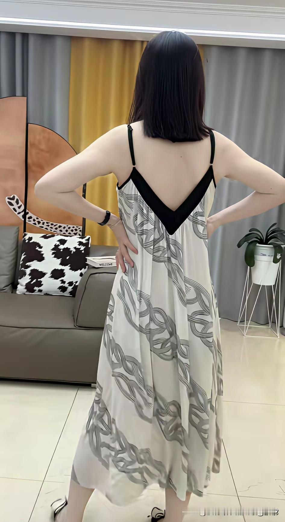 眼科曾主任万万没想到，自己穿的睡裙如今成了爆款，网上到处都是宣传这种露背法式