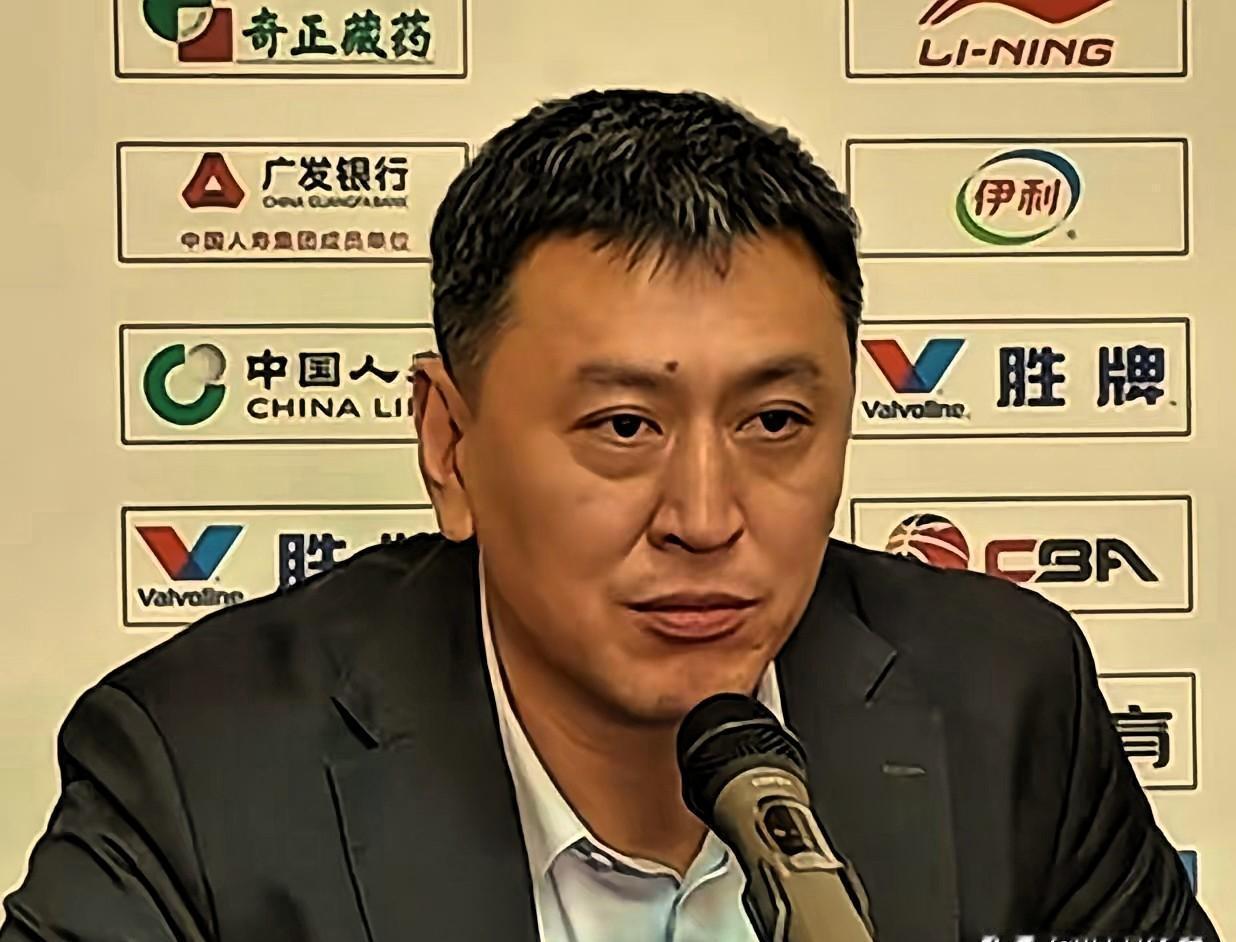 昨晚赛后，场边的人都在悄悄议论徐杰。我还记得有人压低声音感慨，连对手主帅都说防他