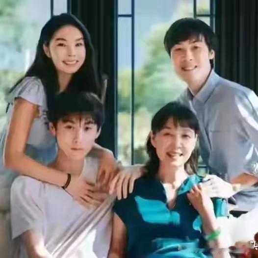 宗继盛是宗庆后的小儿子，模样十分出众，帅气得如同影视明星。浓眉之下一双乌黑