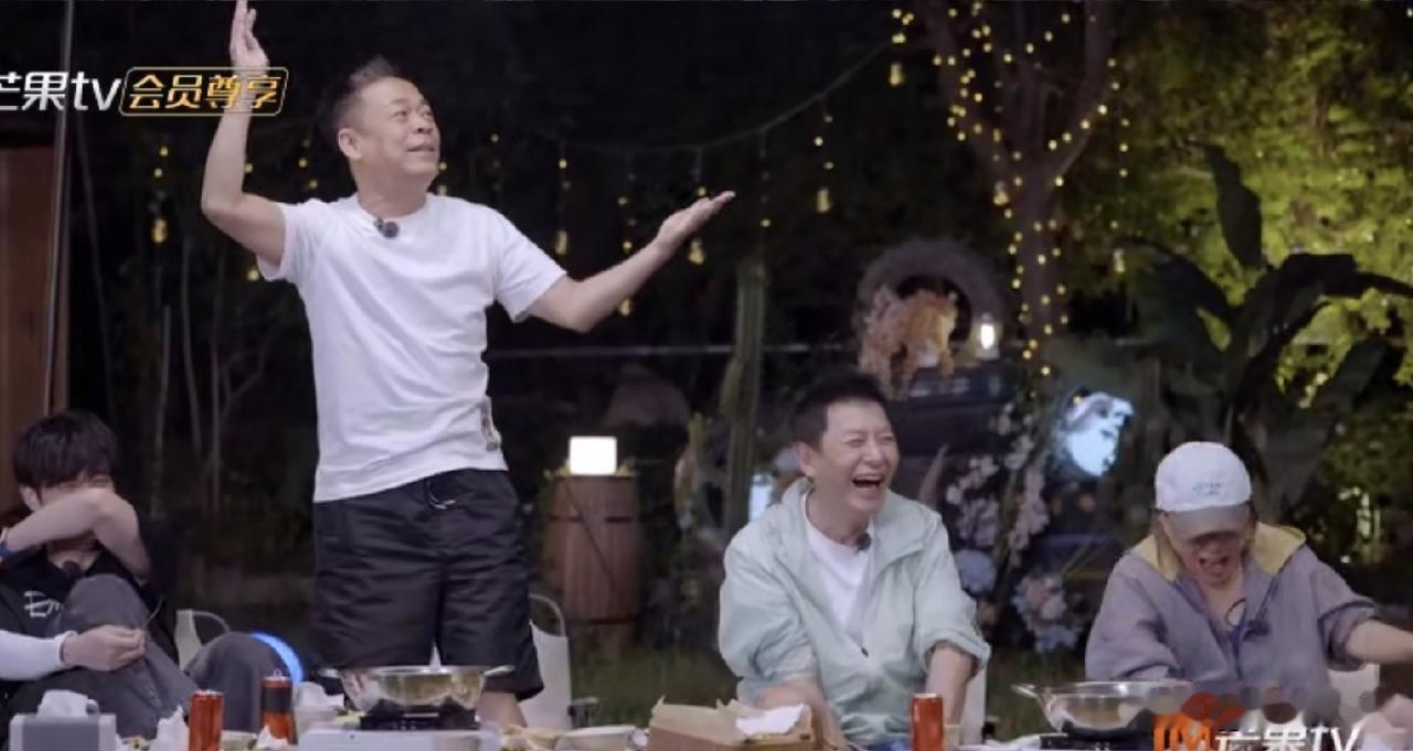 主持人问孙浩，88岁在养老院遇见真爱，会接受吗？戴军说：他不会，接吻还得摘假牙