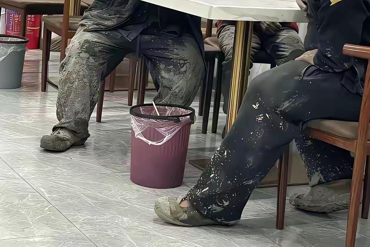 他们并不一定穷，也不会三代穷这三位应该是装修工，三个人的一天总收入大约在100