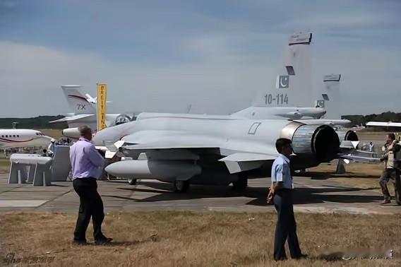 巴基斯坦总理刚说了一句话，可能让整个西方军工圈睡不着了。枭龙战机现在太火了！