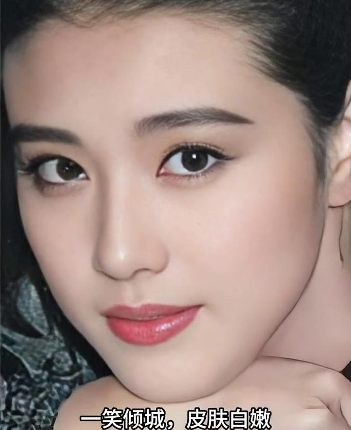 年轻时的她美得风华绝代，扎个高马尾俏皮又可爱，眼睛明亮有神，一笑倾城，皮肤白嫩。