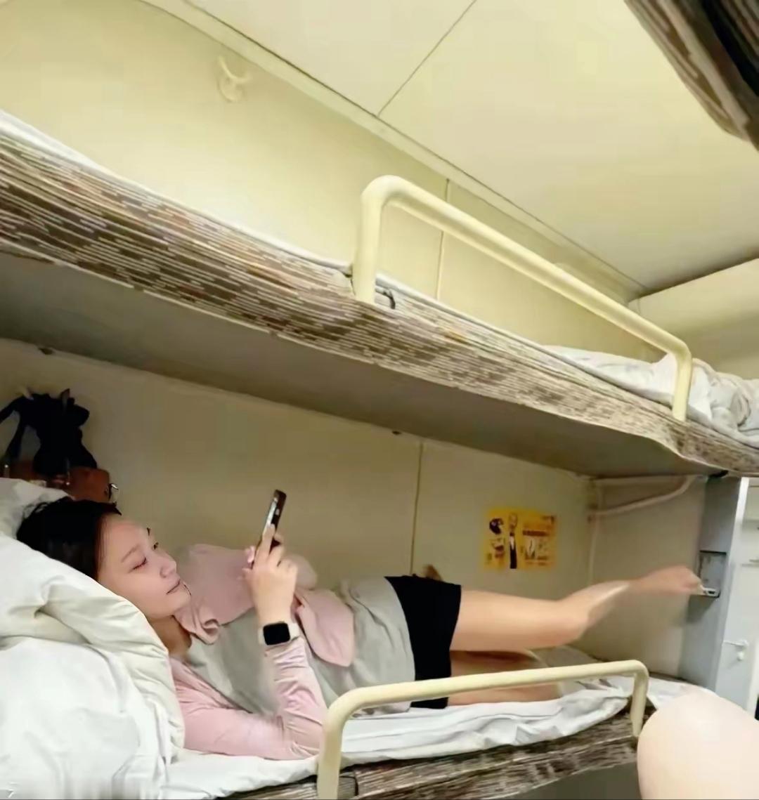 头一回坐火车卧铺，感觉还不错，我觉得坐火车卧铺遇到独自出行的人还挺多的，这样也挺