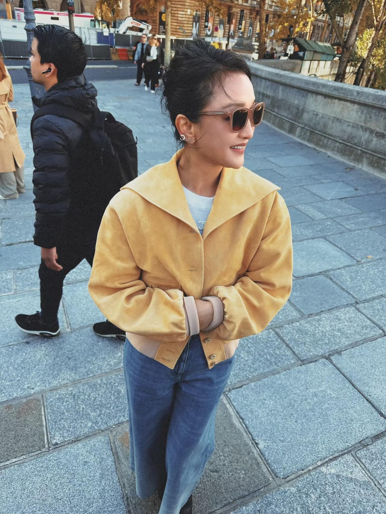 巴黎新桥区偶遇周迅，她来看香奈儿大秀，秀还没开始，她就“偷跑”出来玩啦，这才被网