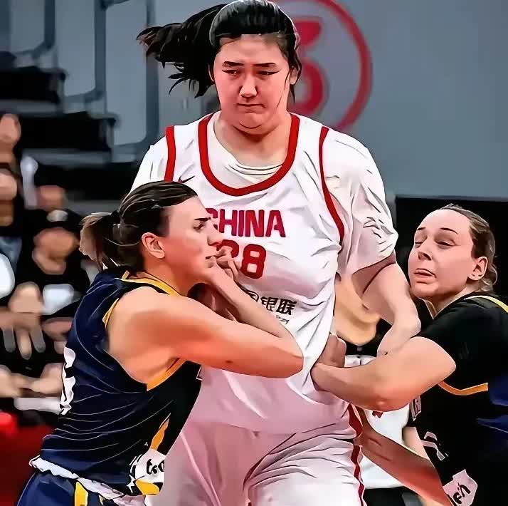 现代女篮世界上还能找出像张子宇，威胁对手的中锋，最少也有两人连推带抱，不让你动，