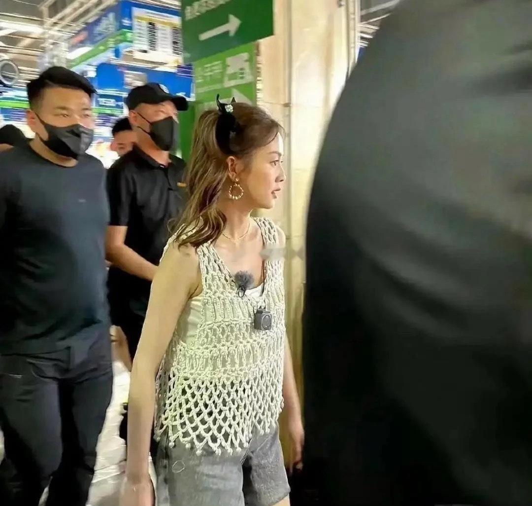无滤镜路人镜头里的白鹿，你们觉得美吗？