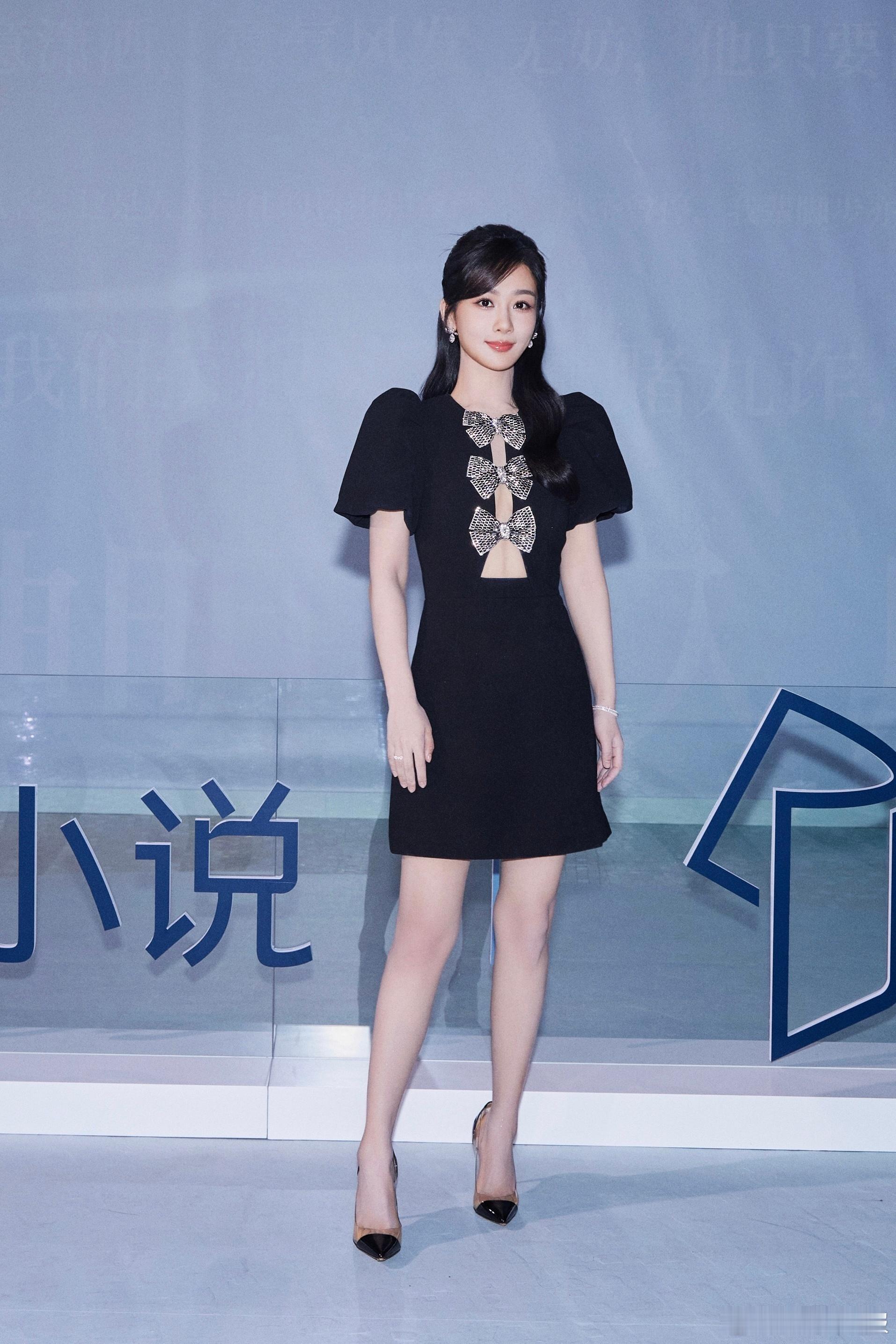 杨紫说自己穿的是假貂杨紫透明高跟鞋，脚脚好美，足背撩人