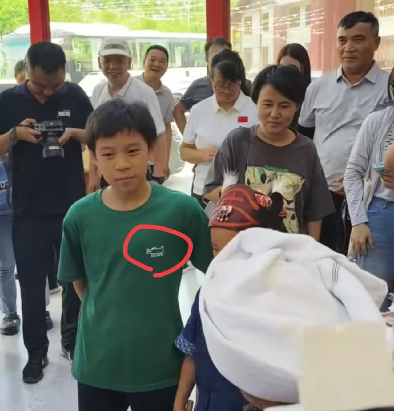 不查不知道郭晶晶儿子的衣服竟然是这个款式！霍启刚、郭晶晶夫妇带着