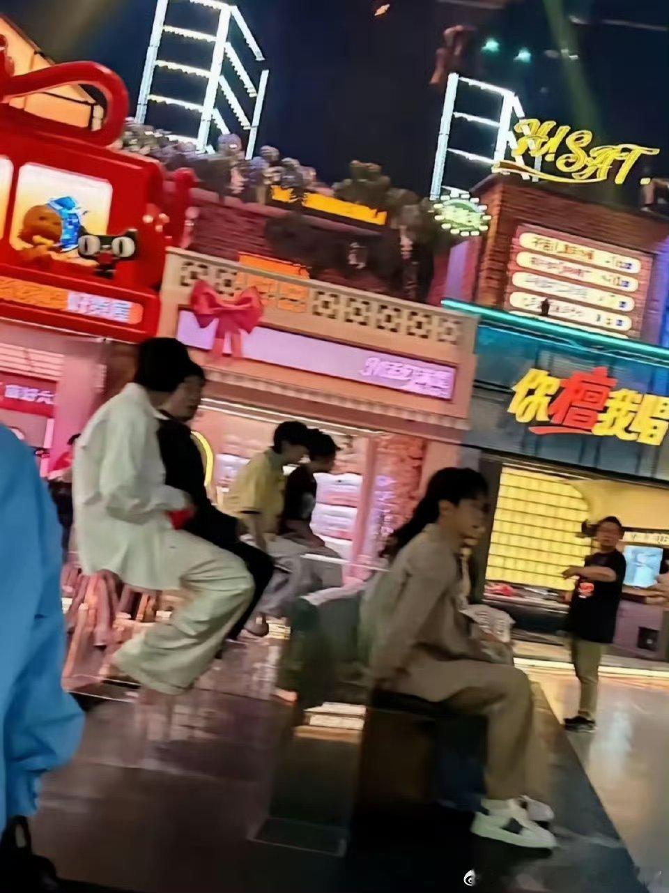 现在小田的粉丝有种反正你也不给播了，那就全放出来的感觉[捂脸哭]田栩宁hi6泼水路