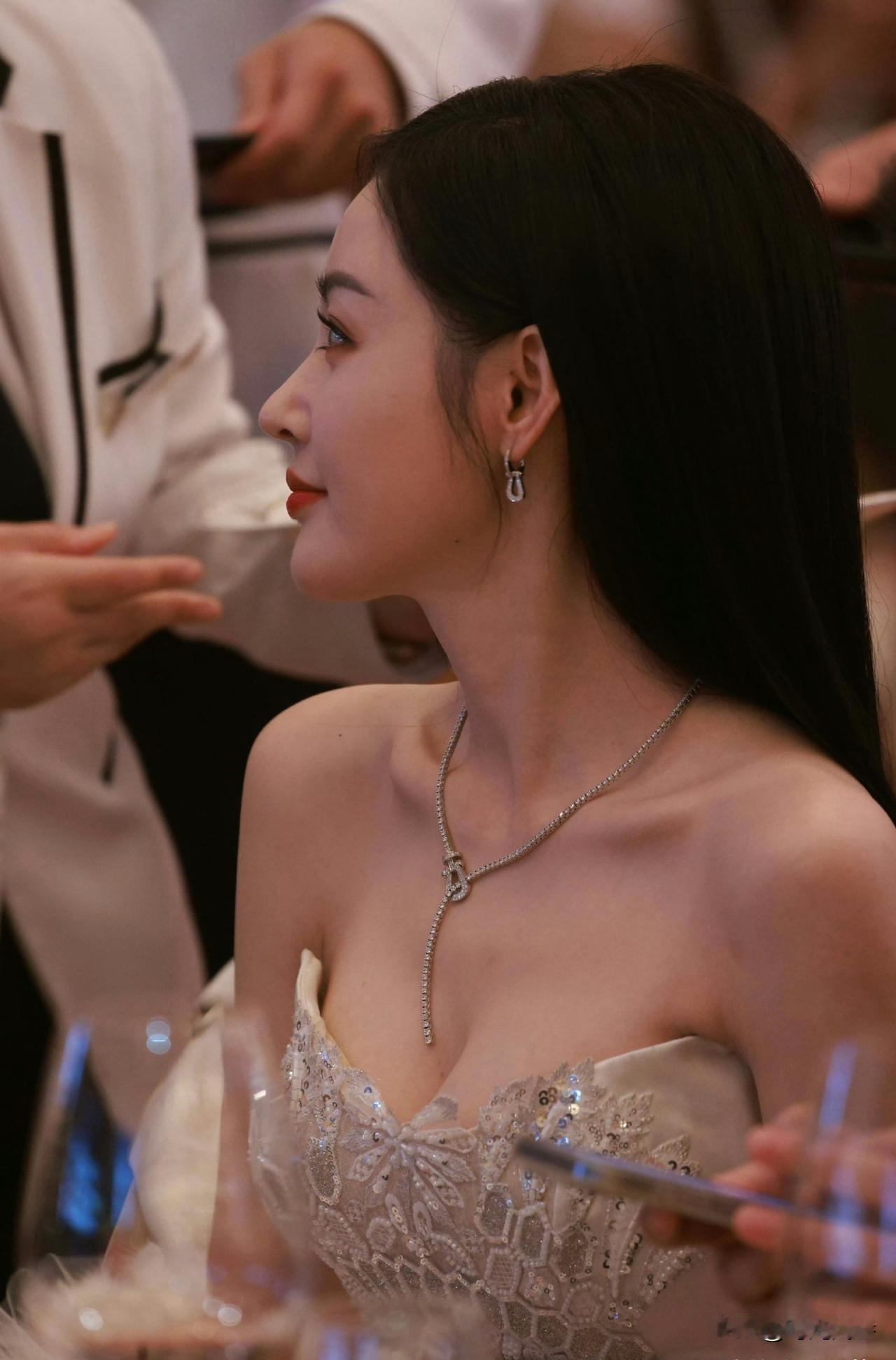 张天爱活动现场照，白色露肩长裙衬托出她完美无瑕的好身材！