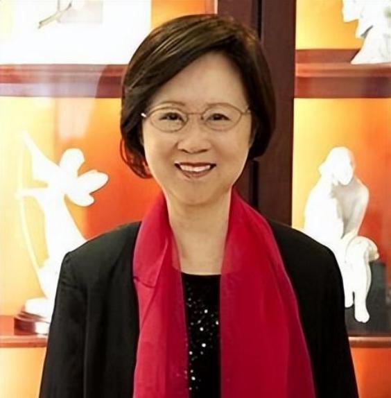 1964年，琼瑶离婚后，做了平鑫涛的情妇。当时平鑫涛的妻子哭着求她把丈夫还给自己