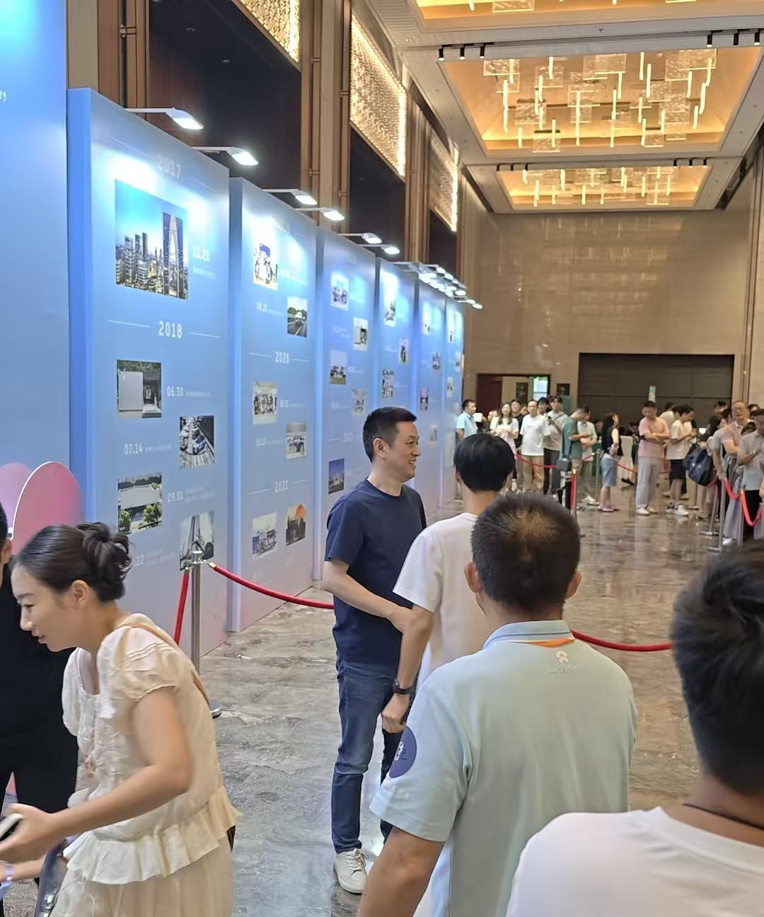 蔚来车主素质应该是车圈最高的这是李斌车展现场，车主为了跟李斌签名合影，都规规矩