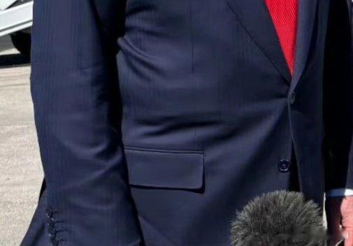 特朗普受访时，腰间有个方形凸物，看着不像皮带。好事者都在揣测那是啥玩意。​​​