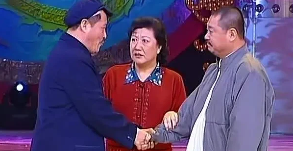 2004年，赵本山领着范伟商演，七场42万，分给范伟7000，高秀敏看不下去了：