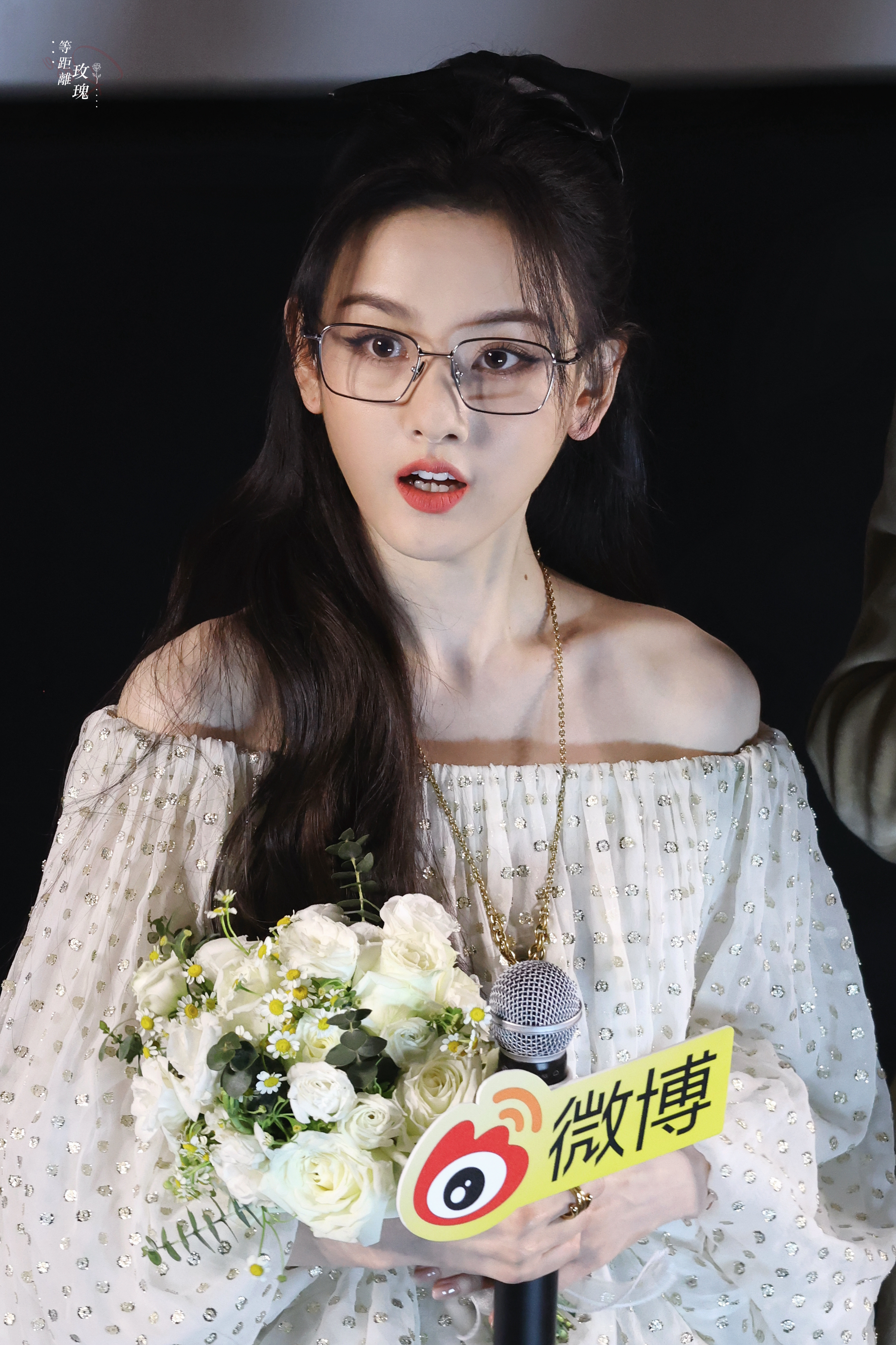 眼镜衬出宋祖儿的知性优雅，与温婉气质相得益彰，适配度拉满～​​​