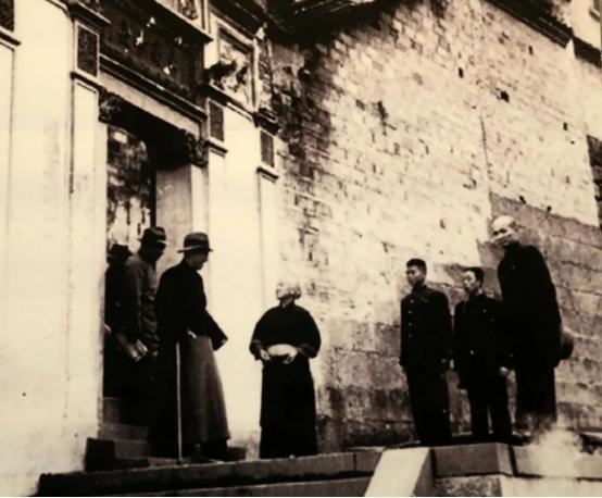 1949年2月22日，浙江奉化葛竹村王震南故居门前，蒋介石去看望年迈的舅母蒋妙月