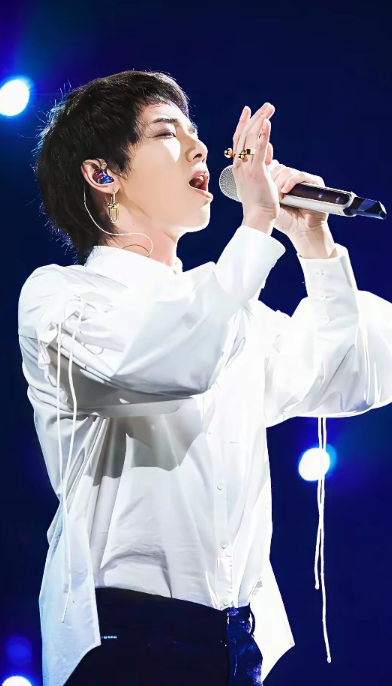 华晨宇在《声鸣远扬》冠军总决赛中，放弃投票，把投票权给观众。请大家仔细想想：不投