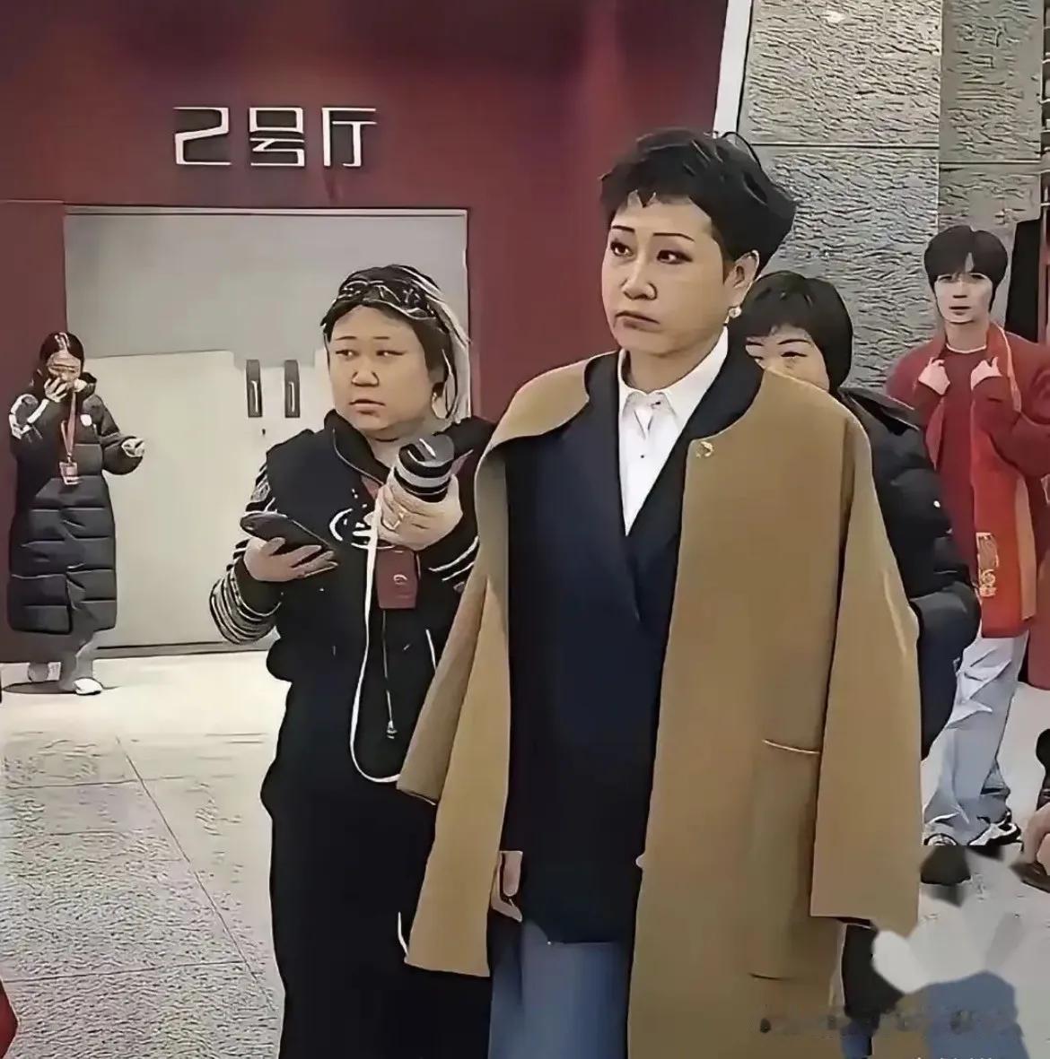 她是张凯丽？哪里看出来的？原来她刚去韩国保养了一下，瞅瞅这小脸蛋，光滑细嫩地彷
