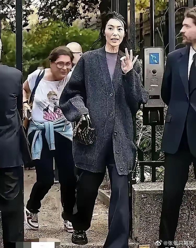 我的个妈呐！我在法国巴黎街头碰到了刘雯？面容憔悴、皮肤黯淡，老了，真的老了，叫人