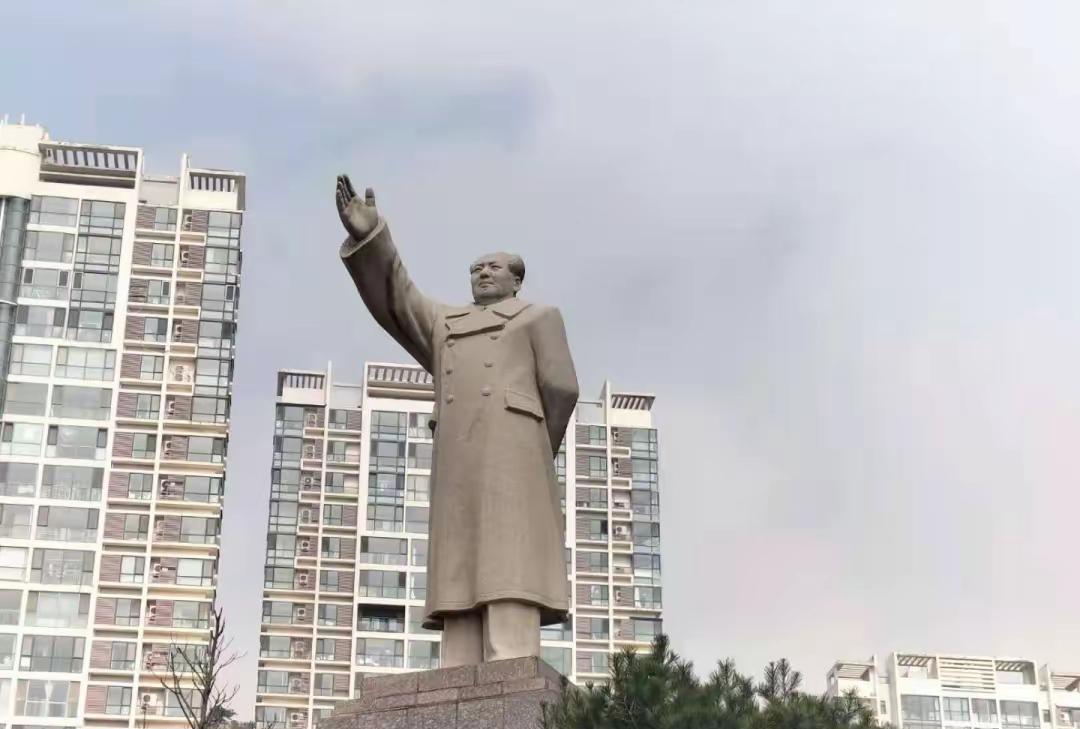 毛主席石像，在青岛崂山区某社区附近。当年某房地产商出于经济利益，想予以拆除，咨