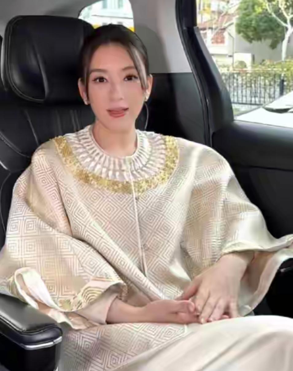 方媛元旦抱小女儿拍照！配文：奶呼呼的三宝，穿白色针织衣好优雅娱乐明星