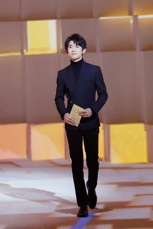 11月15日第38届中国电影金鸡奖颁奖典礼上，易烊千玺可太引人注目了，他走了两次