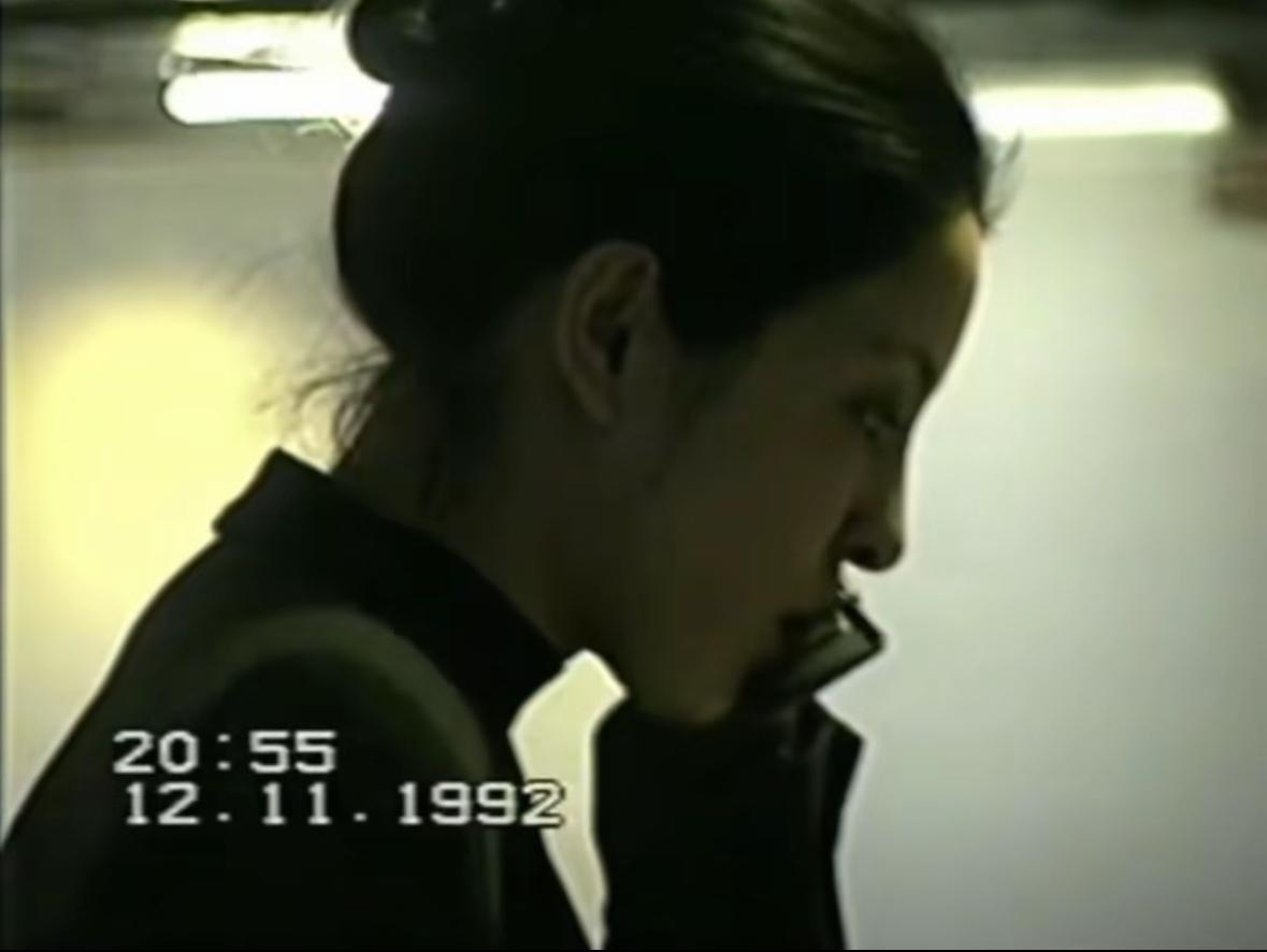 来围观1992年的向太陈岚，侧脸过于优越，真真吊打女星的颜值。三十余年前的珍贵