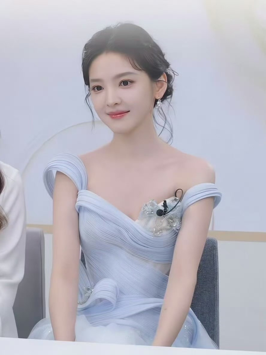 章若楠直播蓝裙盘发造型，公主这个直播镜头美成啥了🤤