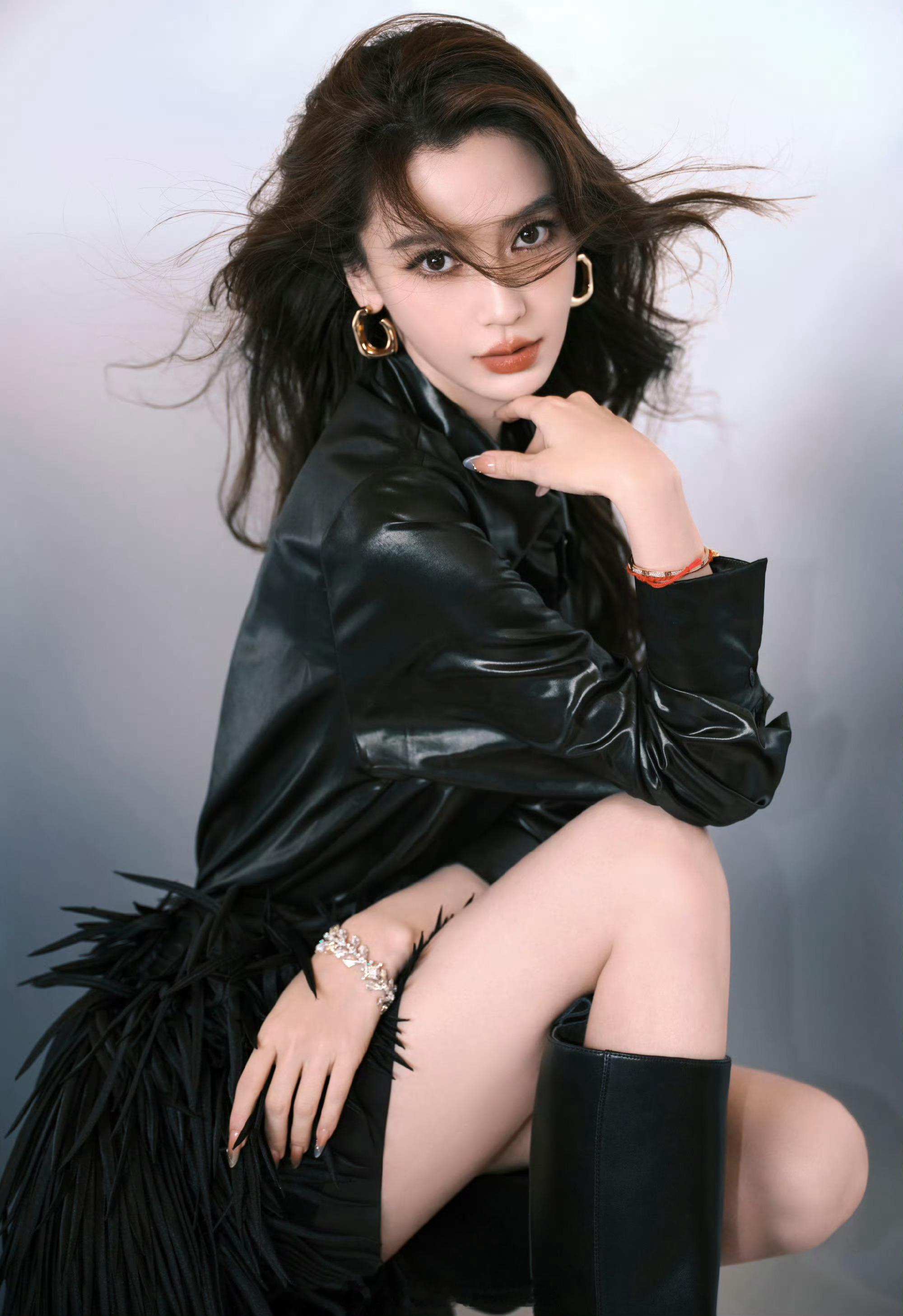 angelababy品牌活动的两套look都好美美鼻多活动，内鱼不能没有鼻姐。