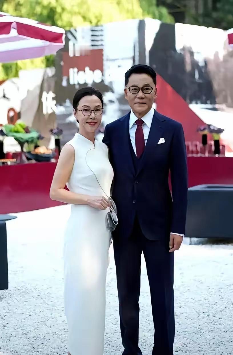 李国庆那句被误解的“妻子就得给我洗袜子”，终于被新婚妻子张丹红摘下黑锅。她亲自澄