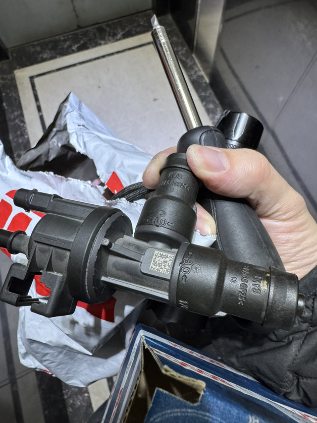 如果你也遇到加满油第一次点火点不着并且有故障灯亮起，记得更换碳罐电磁阀，网上就